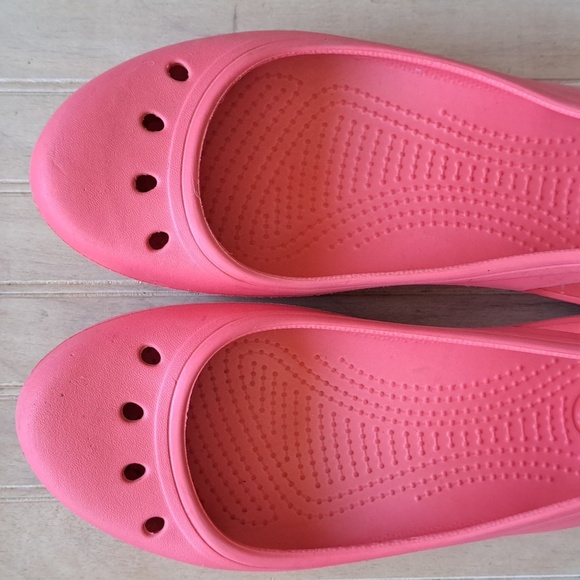 Crocs Pink Coral Lightweight Flexible Washable Feminine Ballet Slip On Flats - Picture 2 of 9